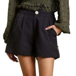 THE VOUGE PLEAT TAILORED WIDE LEG POCKET SHORTS
Studio Black